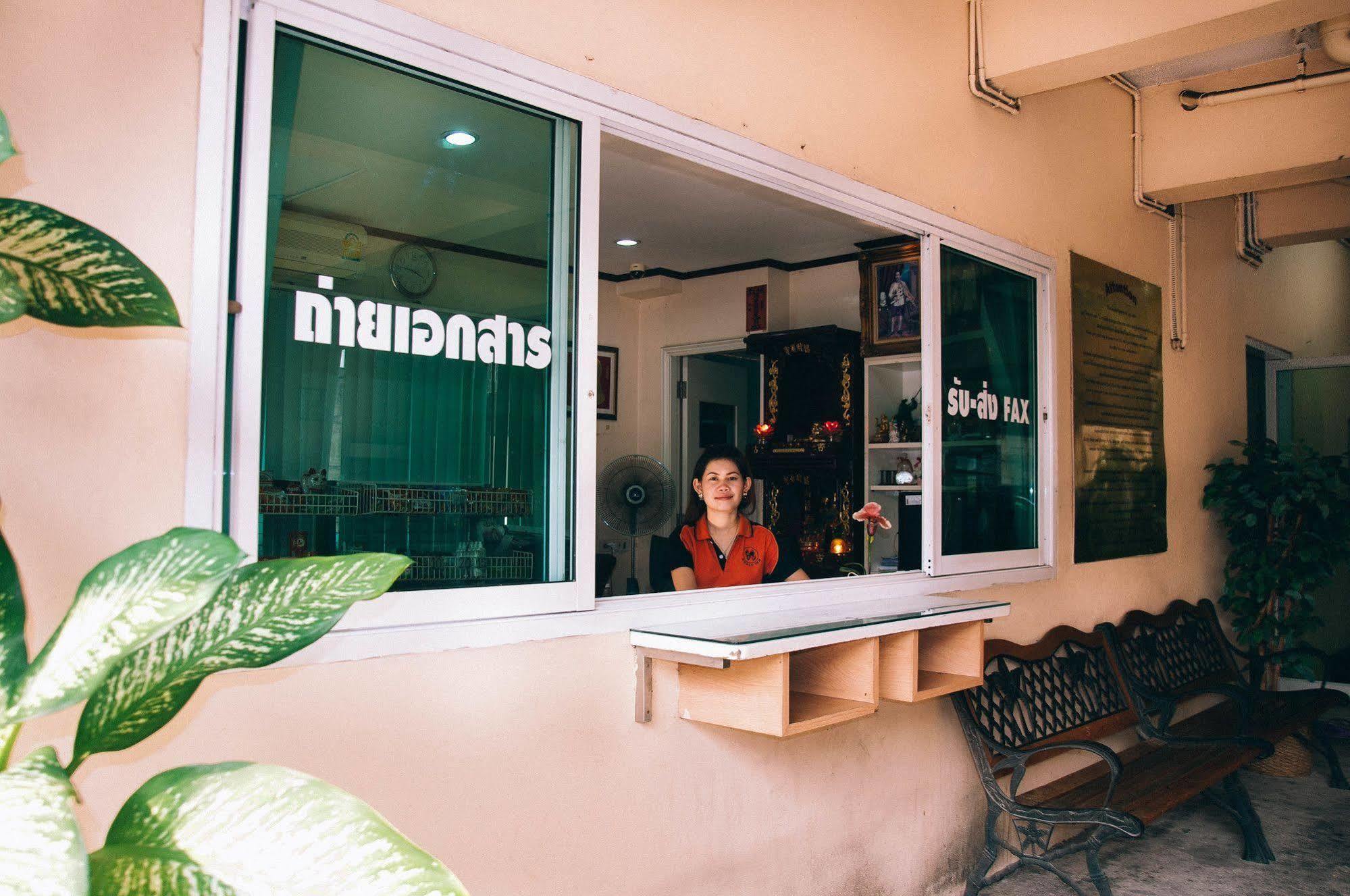 Motel Golden House @ On-Nut Station Bangkok Exterior foto
